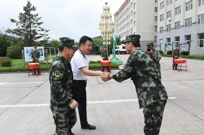 今天(8月26日)上午,李忠辉带领高新区部分机关干部来到驻通65367部队