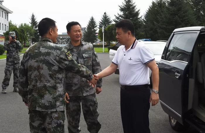 今天(8月26日)上午,李忠辉带领高新区部分机关干部来到驻通65367部队