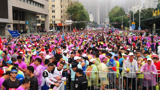 2018哈尔滨国际马拉松激情开跑 3万人现场精