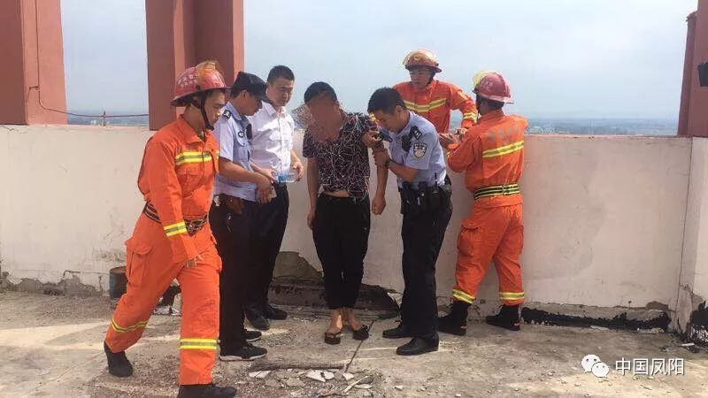 【惊险】今天下午,凤阳一男子欲从17楼跳楼轻生,民警合力救下