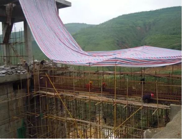 浇混凝土下雨怎么办