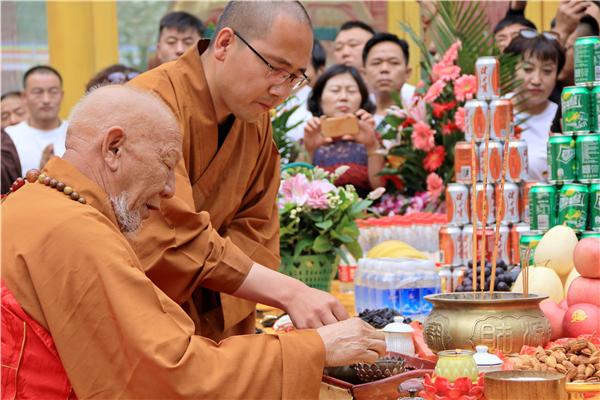 8月25日上午,由五台山雷音寺住持静宽法师带领,众僧诵念盂兰盆经