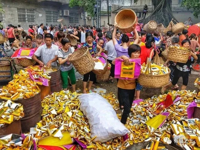 震撼!潮汕某地七月半壮观"抢孤"现场