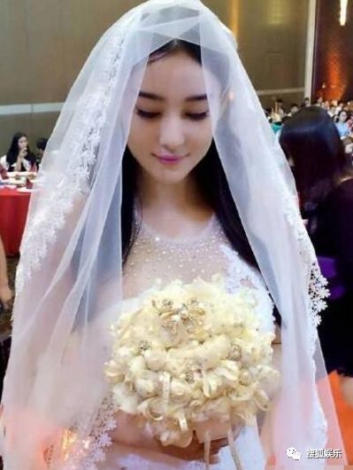 床上婚纱_性感女人穿婚纱床上(2)