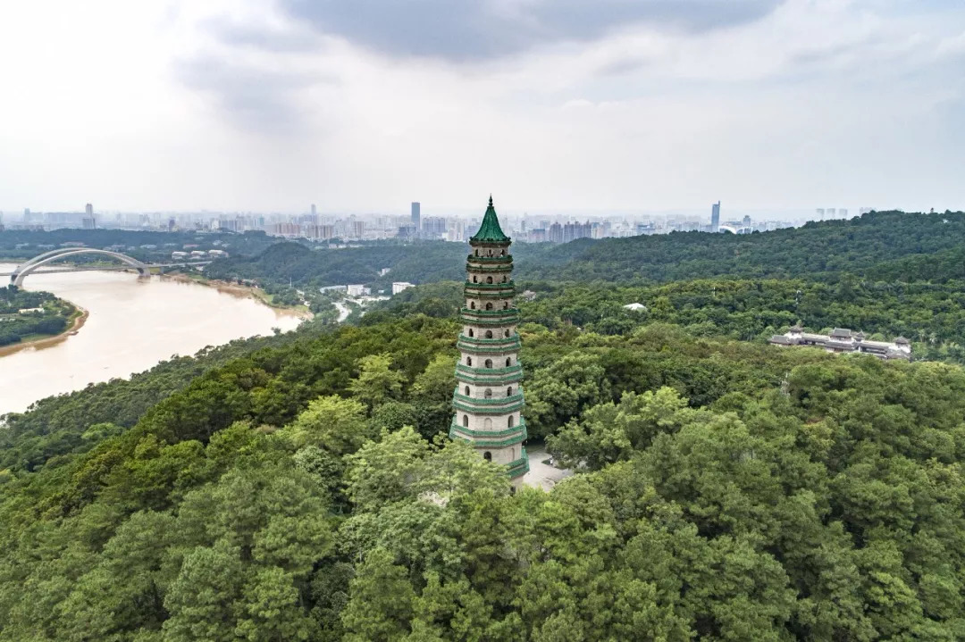 青秀山(龙象塔) 地址:凤岭南路6-6号 推荐语:青秀山风景区是国家5a级