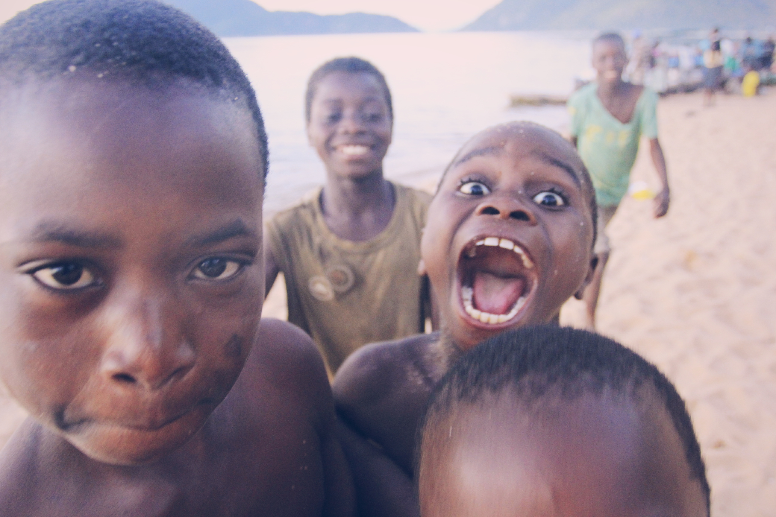 非洲黑小孩:他们没有ipad,没有手机游戏,却有更快乐的