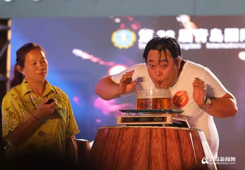 又是他,吹个瓶4分52秒!啤酒节双料酒王加冕,捧回5万现金