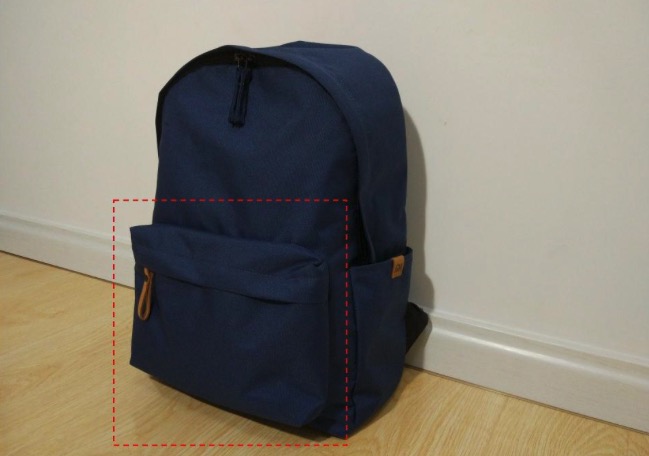 在包的右侧有个小小的侧袋,可以用来放置便携或固形的水杯或雨伞.
