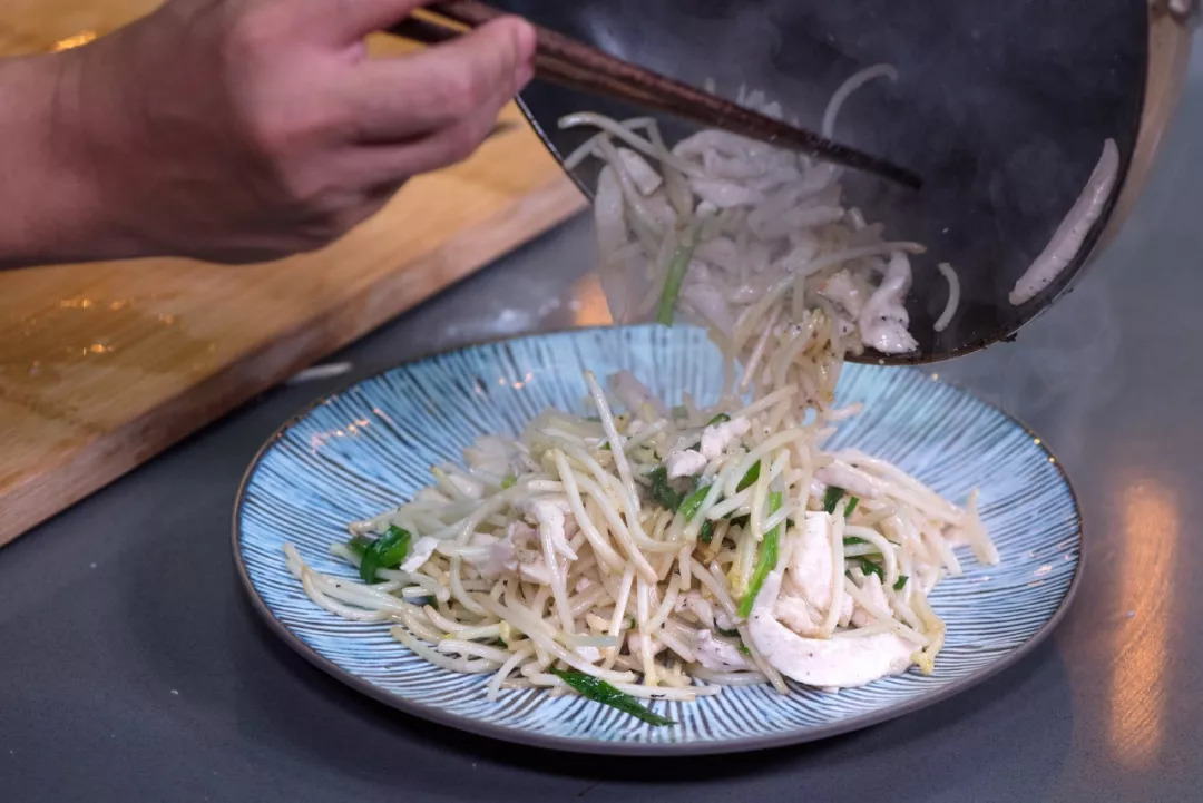 超快手的鲜嫩鸡肉这样做 银芽鸡丝