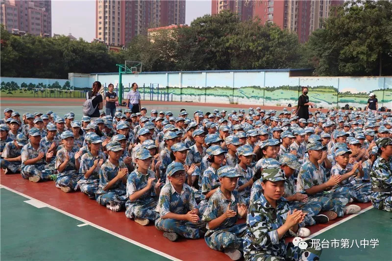 邢台八中隆重举行2018级新生军训总结表彰大会