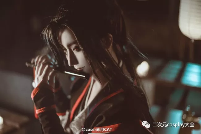 coser赤月cat给我们带来了《魔道祖师》魏无羡cos,俊朗洒脱,笑容可爱