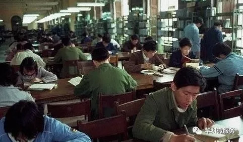 老照片:各地80年代大学生,女生爱学习很保守,男生勤工