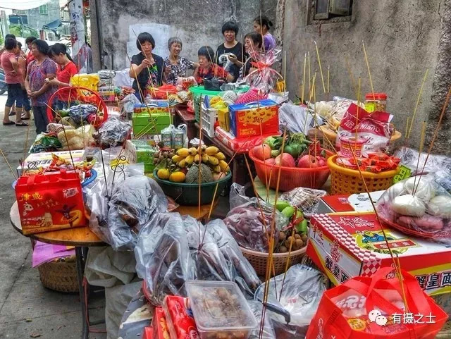 震撼!潮汕某地七月半壮观"抢孤"现场