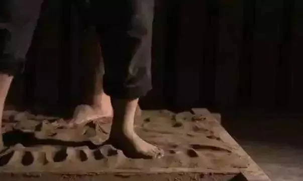 工匠用脚踩的方式练泥
