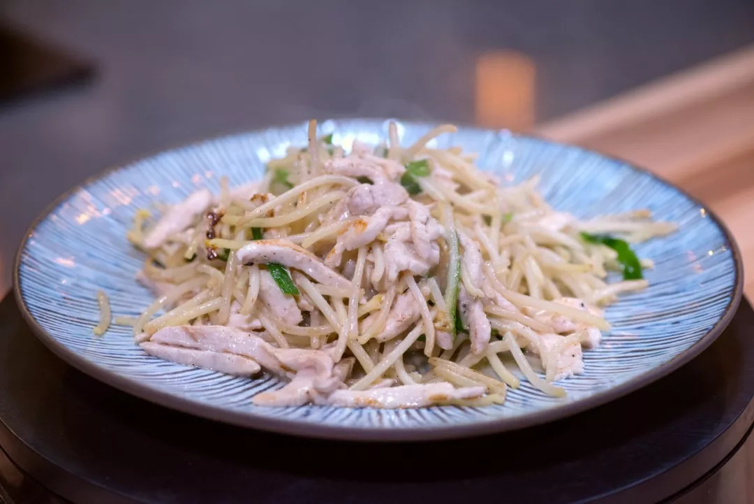 这样的银牙鸡丝不但干爽,而且也很素净.