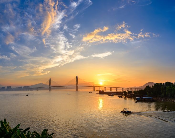 阅江大桥上的日出 天与地的相对 蓝天白云和绿田的辉映 让人不知不