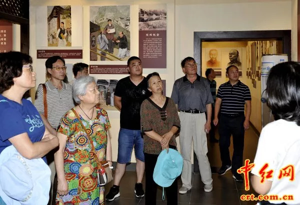 右)和纪念馆工作人员交谈参观李先念故居图书馆观看展览夏冬梅,张纪生