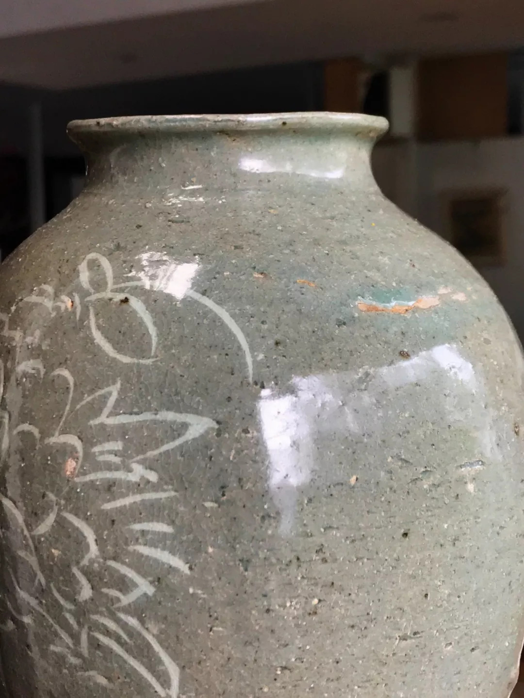 用之美| 象嵌蝶恋花纹青瓷赏瓶，朝鲜李朝时期，19世纪_花瓶