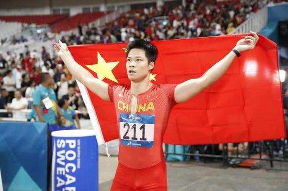 中国飞人苏炳添战胜亚洲强劲的对手以9秒92夺冠,同时打破亚运会纪录