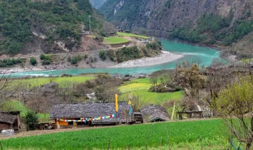 "阿龙(贡山)和"若柔(兰坪,自认为是怒江和澜沧江两岸的古老居民