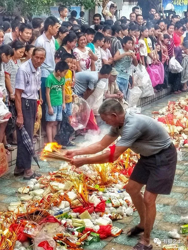 震撼!潮汕某地七月半壮观"抢孤"现场