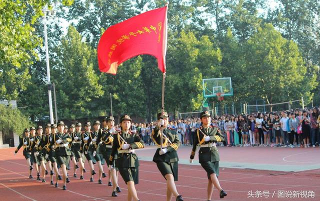 99%的人都是女学生,男学生只占了少部分 图为中华女子学院学生表演"