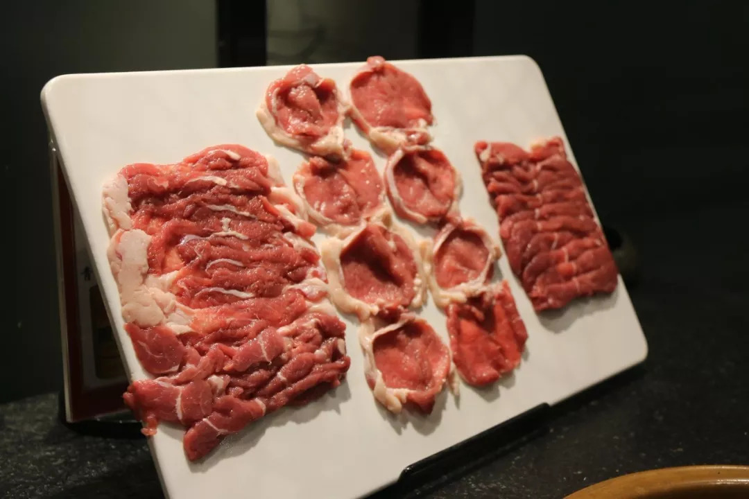 盘还几乎是90°上桌,足见羊肉品质,手切羊肉块厚肉量足,期待涮肉的
