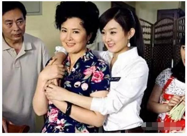 看了赵丽颖农村父母的照片,再看看31岁的她,网友:这长相不容易