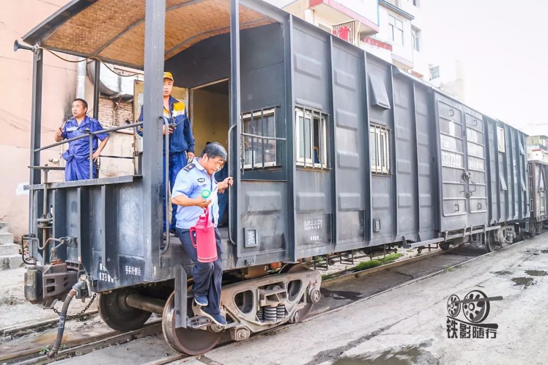 守车由p62nk型棚车改造而成(拍摄:repulse)写着"兰州西站兰阿专用线"