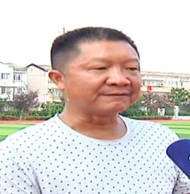 白米中心小学 副校长 吴银根介绍:"目前整个操场大家可以发现,全部