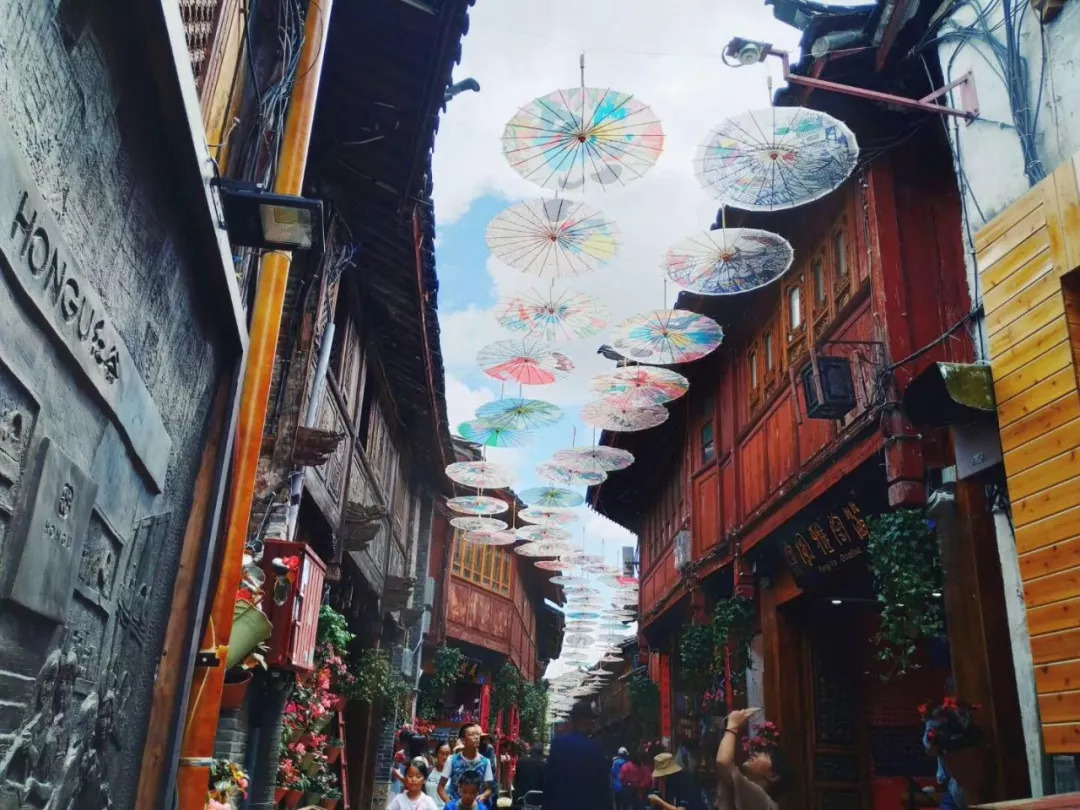 丽江| 油纸伞挂满古城小巷,在这里遇见最浪漫的雨季