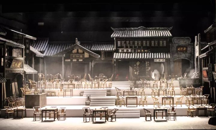 的不仅是一部话剧, 最后是舞美的全新升级, 四川话版《茶馆》为观众