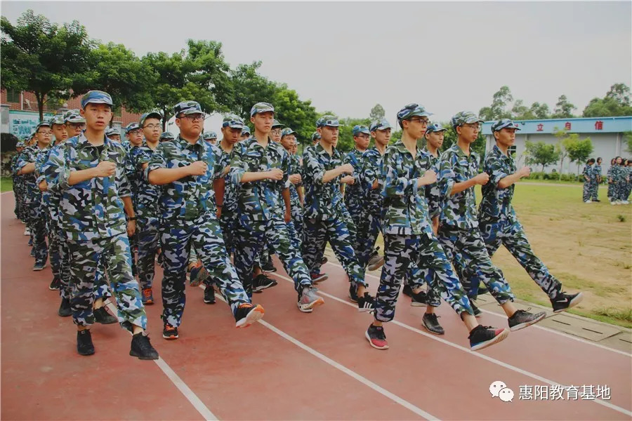 崇雅实验学校2018年高一新生国防教育活动圆满结束!