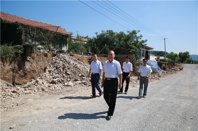 青州市丁法剑副市长,民政局张连祥局长,唐建平副书记出席捐赠活动.