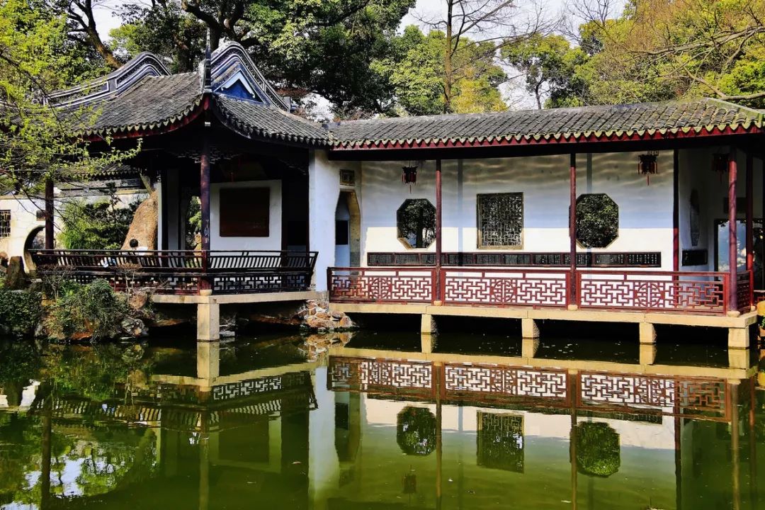 无一不在圆明园和承德避暑山庄依样重建……海宁的安澜园,杭州的西湖
