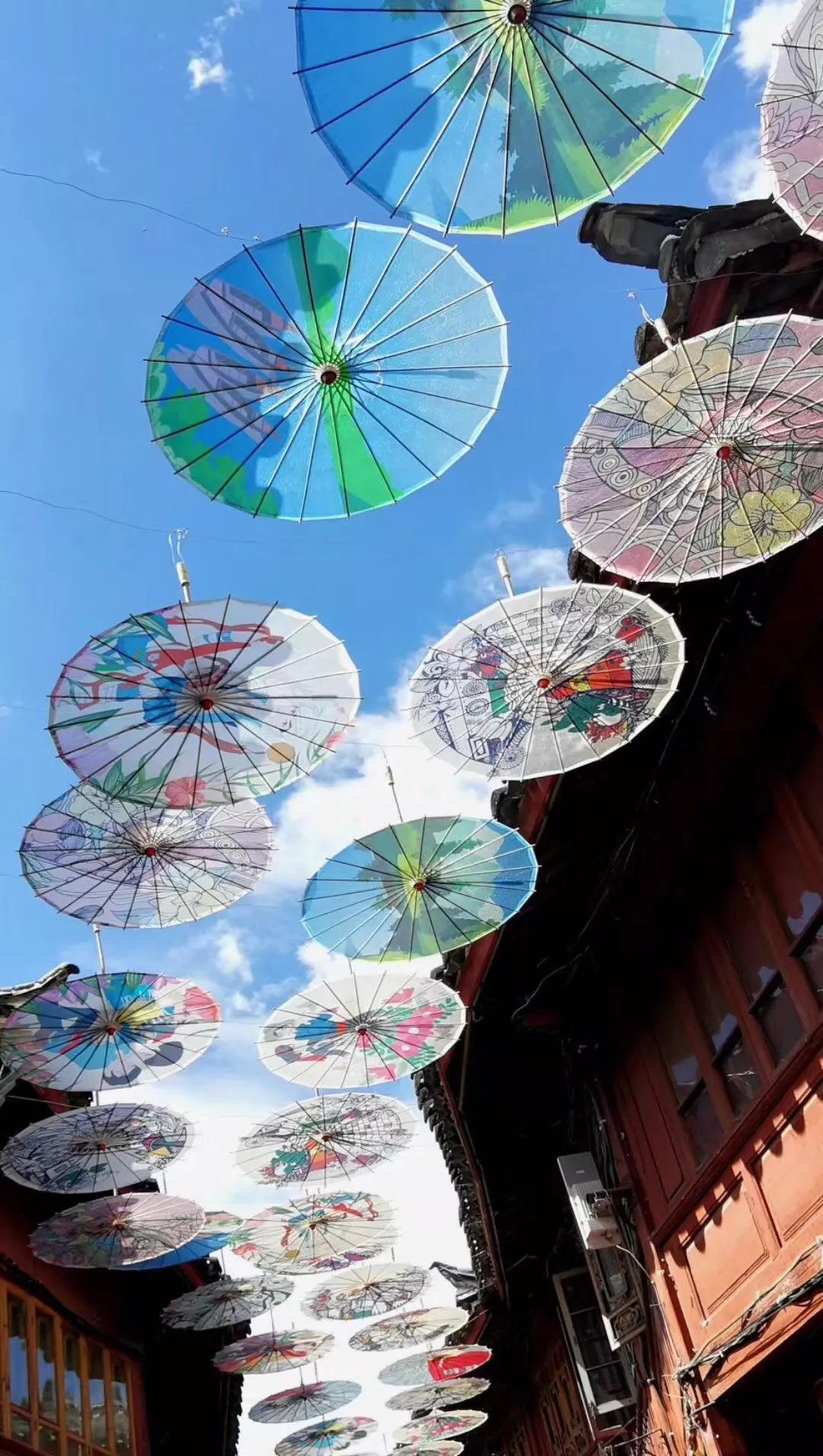 丽江| 油纸伞挂满古城小巷,在这里遇见最浪漫的雨季