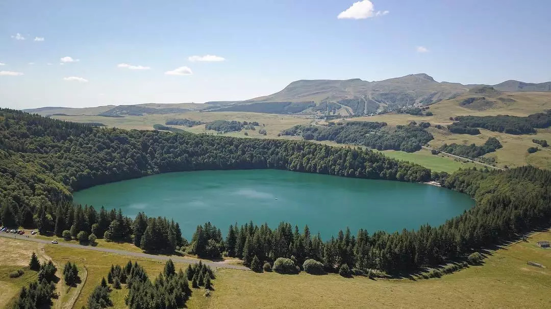 旅游 正文 桑西山(massif du sancy)的远足小径gr30"奥弗涅大区湖泊