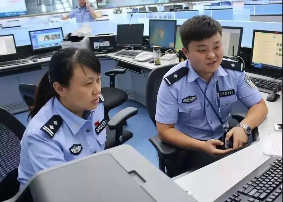 贵阳市公安局110报警服务台主任徐燕(图左)