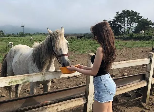 美女高中老师爱健身,封妖翘臀曲线婀娜,学生都不会逃课吧!