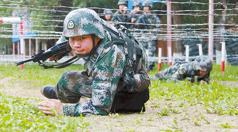 图为李翰林正在与战友进行单兵战术竞赛.马远凡摄