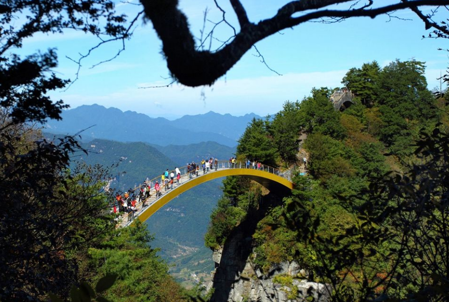 神农架的最高峰是神农顶,海拔3106米,也是华中最高的一座山峰.