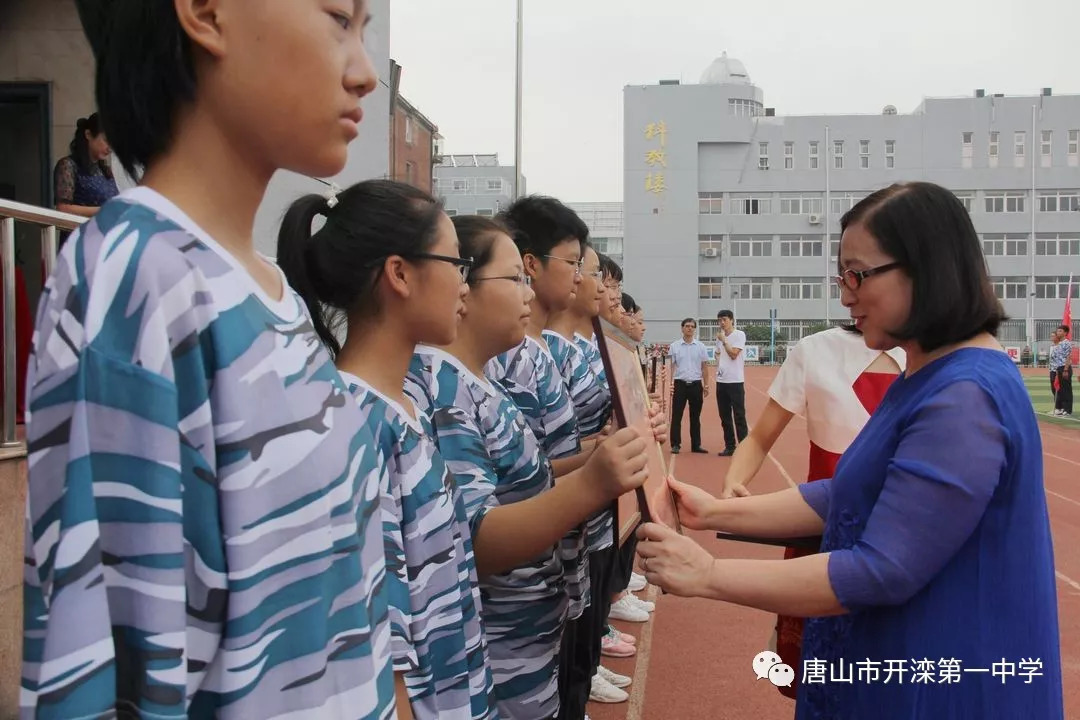 开滦一中张丽钧校长为女生优胜宿舍学生代表颁奖.