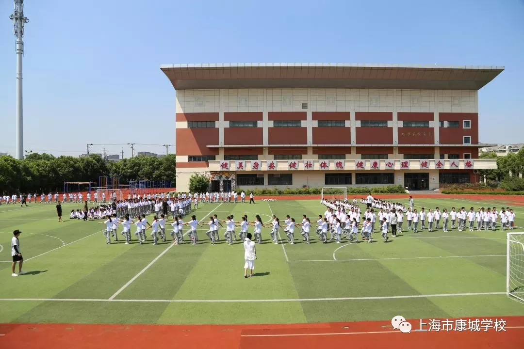 军训促规范汗水铸刚强康城学校六年级新生军训活动报道