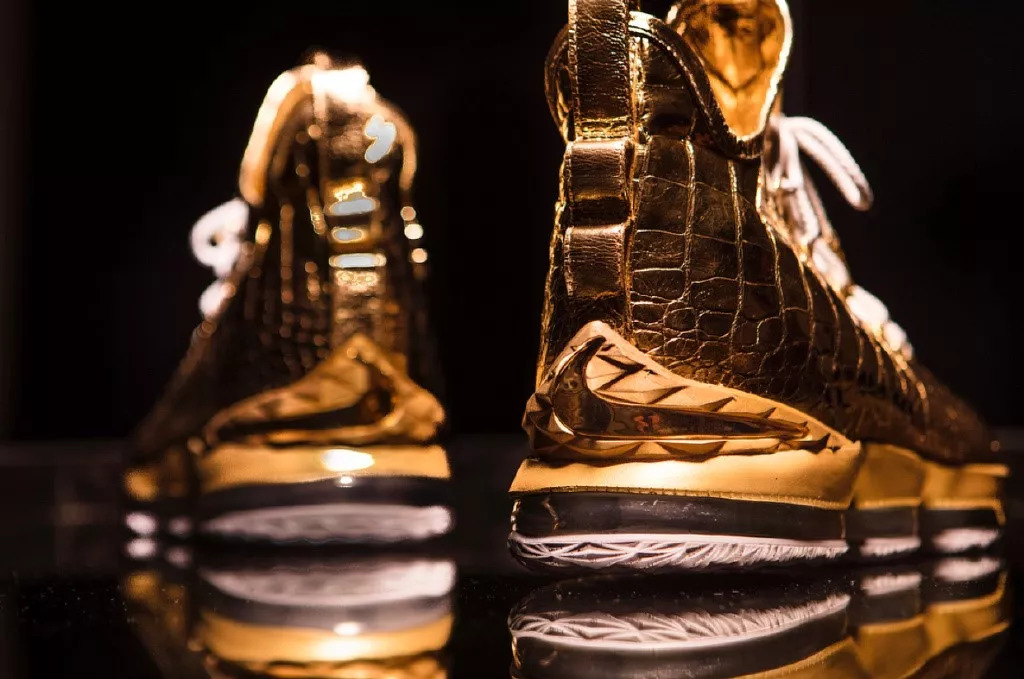 黄金战靴,詹姆斯获成本高达10万美金的定制版球鞋