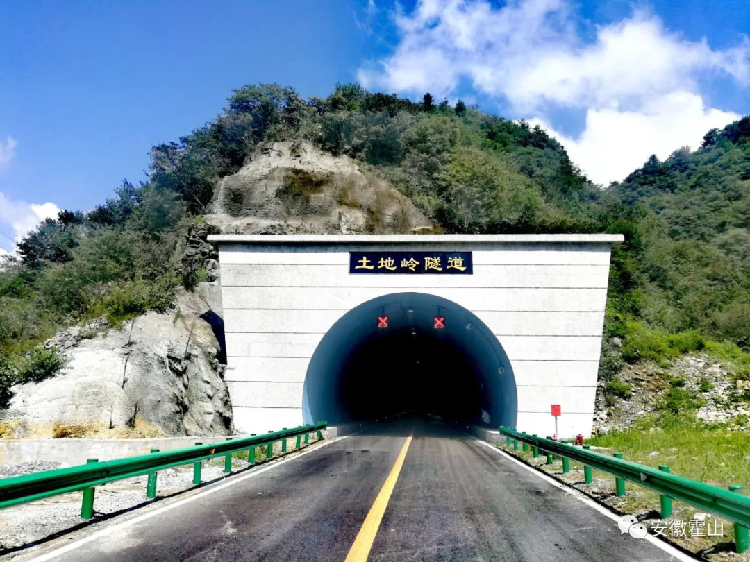 云南华丽高速最长隧道营盘山隧道贯通