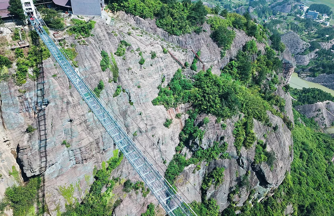 平江石牛寨明星景观,国内首座"全透明悬空玻璃吊桥",玻璃桥长约300