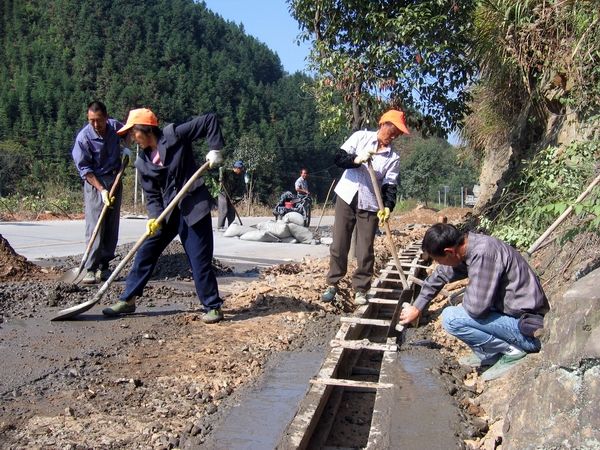 水渠现浇成型机,混凝土水渠成型机