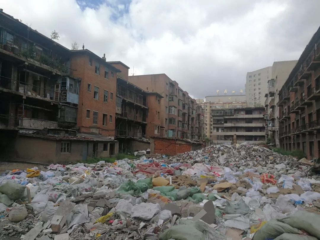 楼下遍地的建筑垃圾和生活垃圾