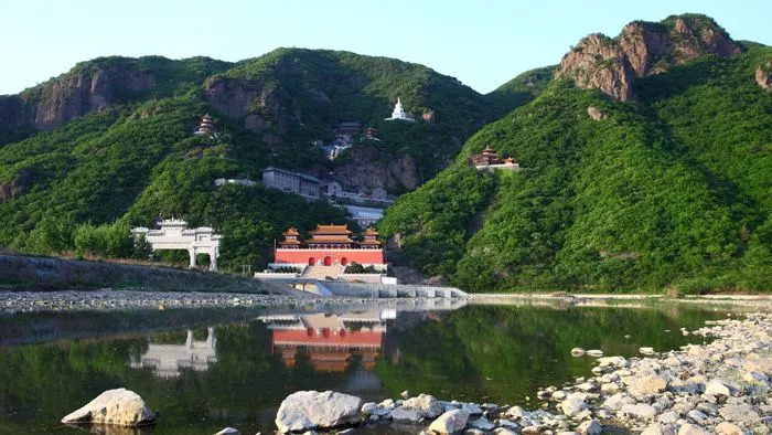 辽阳龙峰山附近 有一座千年古寺 常年香火不断 游客多达20万