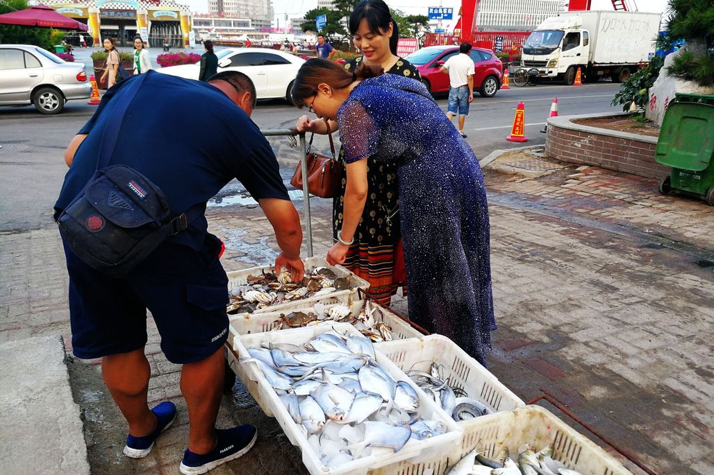 开海临近新鲜海鲜增多25块钱一斤梭子蟹比其他海鲜更吸引顾客